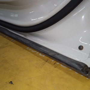 Дверь боковая Volkswagen Tiguan 5N1 '2009 перед, прав в сборе, молдинг (царапины) 5N0831056B