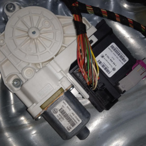 Дверь боковая Volkswagen Tiguan 5N1 '2009 перед, прав в сборе, молдинг (царапины) 5N0831056B