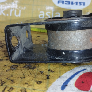 Подушка двигателя Mazda ZL/FP/FS Familia/Premacy BJFP/BJFW/CP8W 2WD a/t БЕЗ ШПИЛЕК резина целая перед, прав