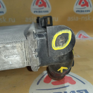 Радиатор охлаждения Renault HSA/H79 Duster '2012 сломано нижнее крепление 214100598R