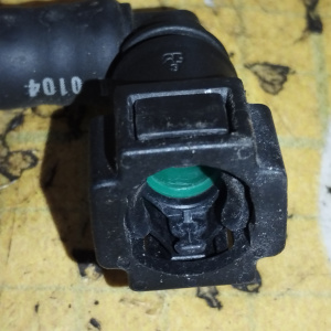 Шланг топливный Mazda FP851349X Premacy CP8W FP '04.1999- L F 2WD ПОДАЧА НА БЫСТРОСЪЁМЕ на рейку соединение топливопровода между двс и кузовом