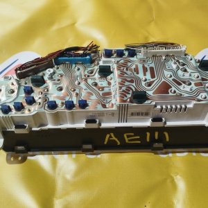 Панель приборов Toyota Corolla Levin/Sprinter Trueno AE111 дефект стекла 83200-1E590