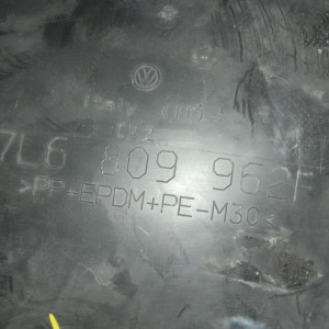 Подкрылок Volkswagen Touareg 7LA '2006 перед, прав порван 7L6809962F