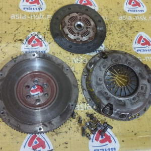 Маховик NISSAN QG18 m/t + корзина ( диаметр диска 215 мм. ) ( D4M 2 )