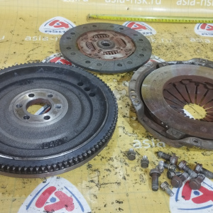 Маховик NISSAN QG18 m/t + корзина ( диаметр диска 215 мм. ) ( D4M 2 )