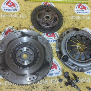 Маховик Nissan CR12 March AK12 m/t ПРОБЕГ 68 т.км. + корзина 30210-AX010 ( диск 180 мм. 30100-AX00A ) 12310-AY400