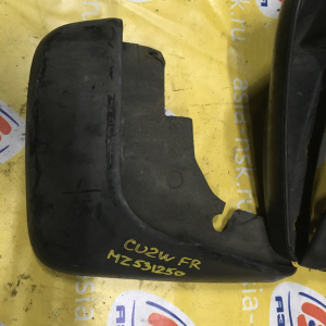 Брызговик Mitsubishi Airtrek CU2W перед, прав MZ531250