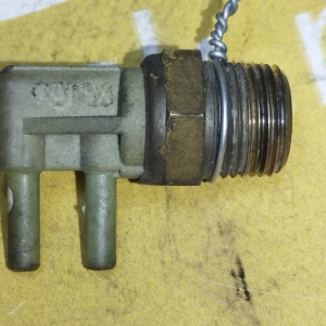 Клапан вакуумный/датчик температуры Mitsubishi MD120694 Libero CD2V 4G15 '04.1992-02.1995 вкручивается во впускной коллектор 2 вак. трубки