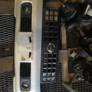 Бампер NISSAN Cube Z11 перед с решеткой+туманки 62022-3U040