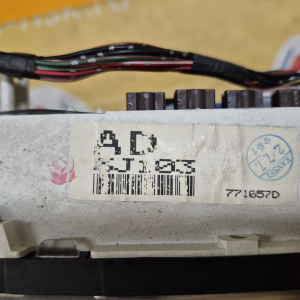 Панель приборов Nissan Bluebird U14 ДЕФЕКТ КРЕПЛЕНИЯ И СТЕКЛА 3J103