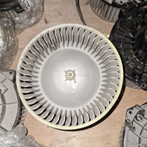 Моторчик печки Mazda TAFP Millenia дефект крепления