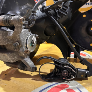 Балка Honda RU3 Vezel DISK Электроручник.ДЕФЕКТ ЛЕВОГО СУППОРТА (СО СТУПИЧНЫМИ УЗЛАМИ) R 42100T7AJ11