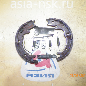 Колодки тормозные Honda Stepwgn RF1/RF2/UA4/UA5/RA1/RA2/RA3/RA4/RA5/KA9 Дисковые тормоза. Ручника в сборе с пружинками. зад, прав 43154-SX0-003