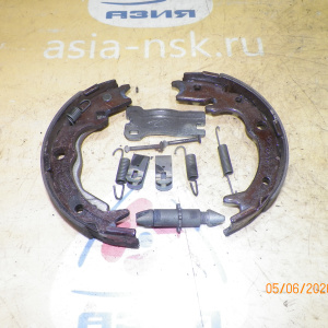 Колодки тормозные Honda Stepwgn RF1/RF2/UA4/UA5/RA1/RA2/RA3/RA4/RA5/KA9 Дисковые тормоза. Ручника в сборе с пружинками. зад, прав 43154-SX0-003