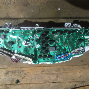 Панель приборов Toyota Vista SV40 дефект крепления 83100-32611