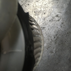 Моторчик печки Mazda CREW Premacy дефект корпуса