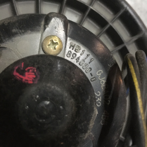 Моторчик печки Mazda DY5R Demio сломана крыльчатка