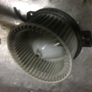 Моторчик печки Mazda DY3W Demio дефект корпуса