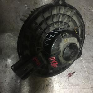 Моторчик печки Mazda DY3W Demio сломана крыльчатка