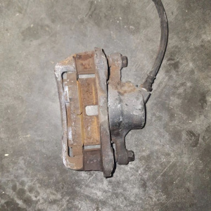 Суппорт MITSUBISHI N33W перед, лев [1 поршня] 2182