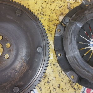 Маховик Mitsubishi 4G63 / 4G69 Outlander CU5W m/t ДЕФЕКТ ПОДГОРЕЛ DOHC=MIVEC + корзина ( БЕЗ ДИСКА ) ( 582 )