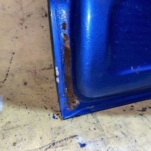 Дверь боковая Chevrolet Aveo T300 '2011-2016 перед, лев в сборе (следы ржавчины, вмятина)