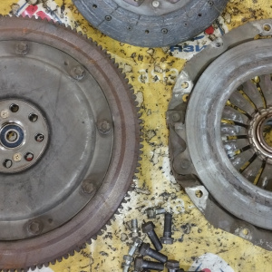 Маховик Subaru EJ205/EJ208/EJ251 Forester/Legacy SF5/BH5 m/t обратный выжим, + корзина 30210AA520  ( диаметр диска 230 мм. ) ( 010 ) 12342AA010