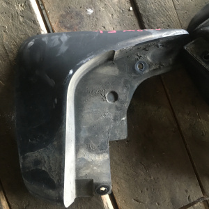 Брызговик Mitsubishi Airtrek CU2W перед, лев MZ531250