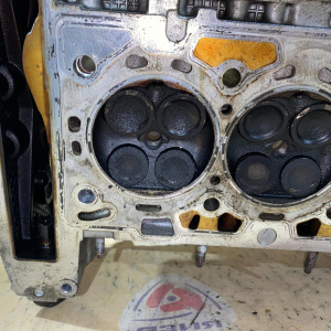 Головка блока Opel LCH/Z22YH Zafira B A05 '2007 2.2L без бугелей, загныты клапана 55561003