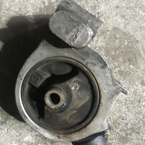 Подушка двигателя Mitsubishi 4G64 RVR/Chariot Grandis N74W/N84W перед, прав