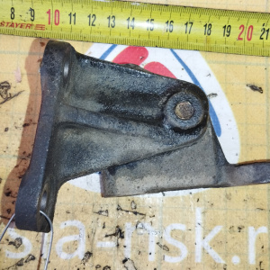 Крепление ТНВД Nissan TD27 Terrano/Mistral D21/R20/E24 из двух частей на тнвд + на блок R 16814-43G01 + 1681143G02 / 1681143G0A