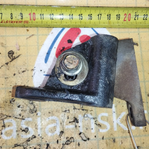 Крепление ТНВД Nissan TD27 Terrano/Mistral D21/R20/E24 из двух частей на тнвд + на блок R 16814-43G01 + 1681143G02 / 1681143G0A