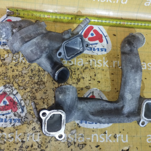 Тройник Toyota 2UZ Tundra/Land Cruiser UCK45/UZN215/UZJ100/UZJ120/UZJ200 VVTI (+ корпус термостата ) верх. переднее  соединение охлаждения  гбц с выхо