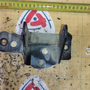 Крепление подушки ДВС Toyota 5A-FE Carina AT212 2WD a/t A240L перед, лев ( J ) 12325-15070
