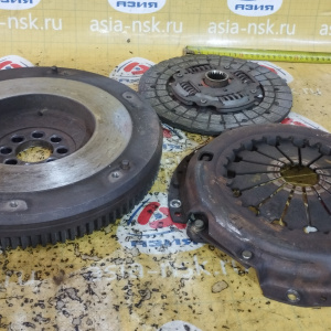 Маховик Toyota 2L/3L/5L Hilux Pick Up LN147 m/t 8 болтов, толщина 50-52 мм., ДЕФЕКТ ТРЕЩИНЫ + корзина ( не демпферный ) диаметр диска 236 мм.