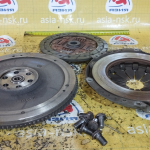 Маховик Honda D14A8 Civic EG m/t + корзина (диаметр диска 212 мм.) ДЕФЕКТ ЗУБЬЕВ ( QB ) LC27LE025A