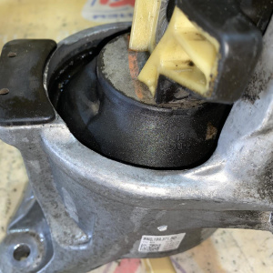 Подушка двигателя Audi CYRB A4 B9/8W5 '2016 2.0L TFSI 4WD DSG-7 перед, лев 8W0199371BD