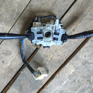 Блок подрулевых переключателей SUBARU Forester SF5 83111-FC510