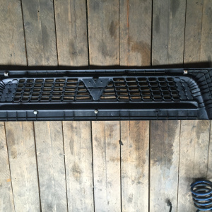 Решетка радиатора MITSUBISHI MK403121 Canter FE82DE