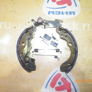 Колодки тормозные Mazda Familia BJ3P/BJ5P/BJ8W/BJEP/BJFP/BJFW 2WD Барабанные тормоза. В сборе с пружинками. зад, прав B2YD2638ZA