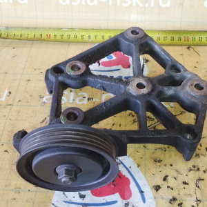 Крепление компрессора кондиционера Nissan KA24-DE Presage/R'nessa U30/N30 + ролик 119109E000 + 119251E400 + 119481E400