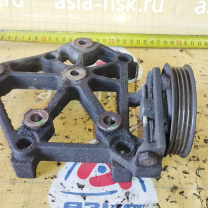 Крепление компрессора кондиционера Nissan KA24-DE Presage/R'nessa U30/N30 + ролик 119109E000 + 119251E400 + 119481E400
