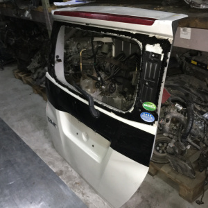 Дверь задняя Toyota Tank M910A '2016-2020 без стекла